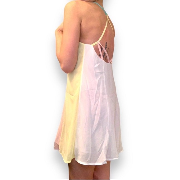 🆕 Open Back Color Block Mini Dress - Picture 4 of 4